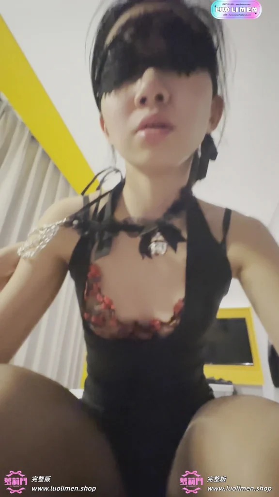 戴着铃铛项圈黑丝骚货主动跨坐情夫 吐舌头扭腰猛吞大肉棒开炮机-呦呦萝莉